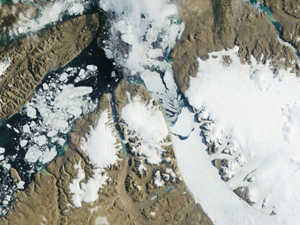 Od grenlandskega ledenika se je odlomil masiven kos ledu