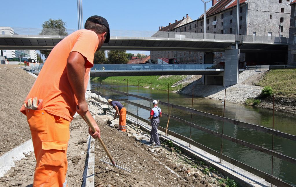 Od danes čez Ljubljanico po dveh etažah