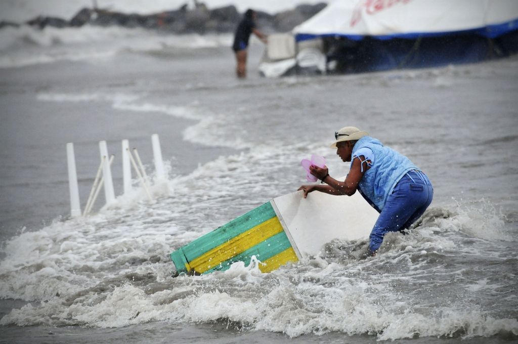 Zaradi divjanja orkana Ernesto v Mehiki devet mrtvih