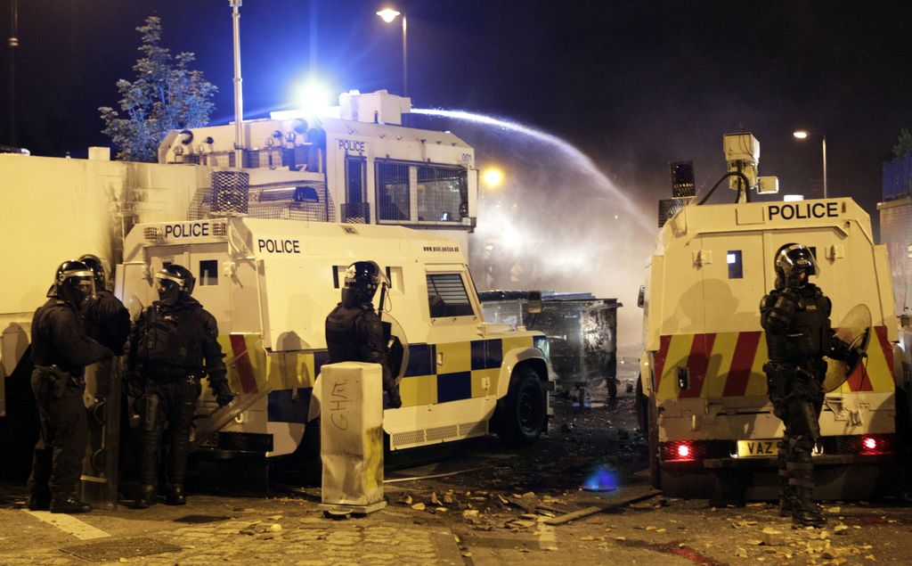 V nasilju v Belfastu ranjenih skoraj 50 policistov