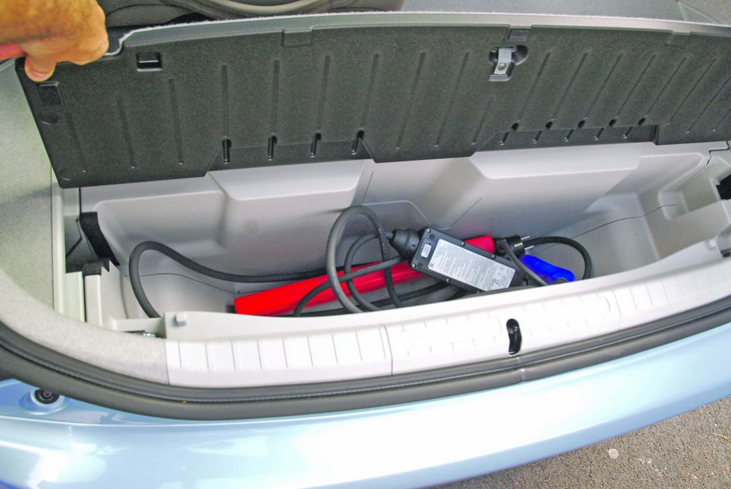 Prius plug-in je toyota, ki dlje pelje na elektriko