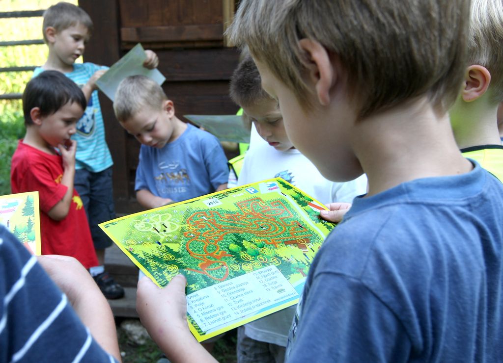 Labirint Bled: iskanje prave poti v koruzi, travi in gozdu
