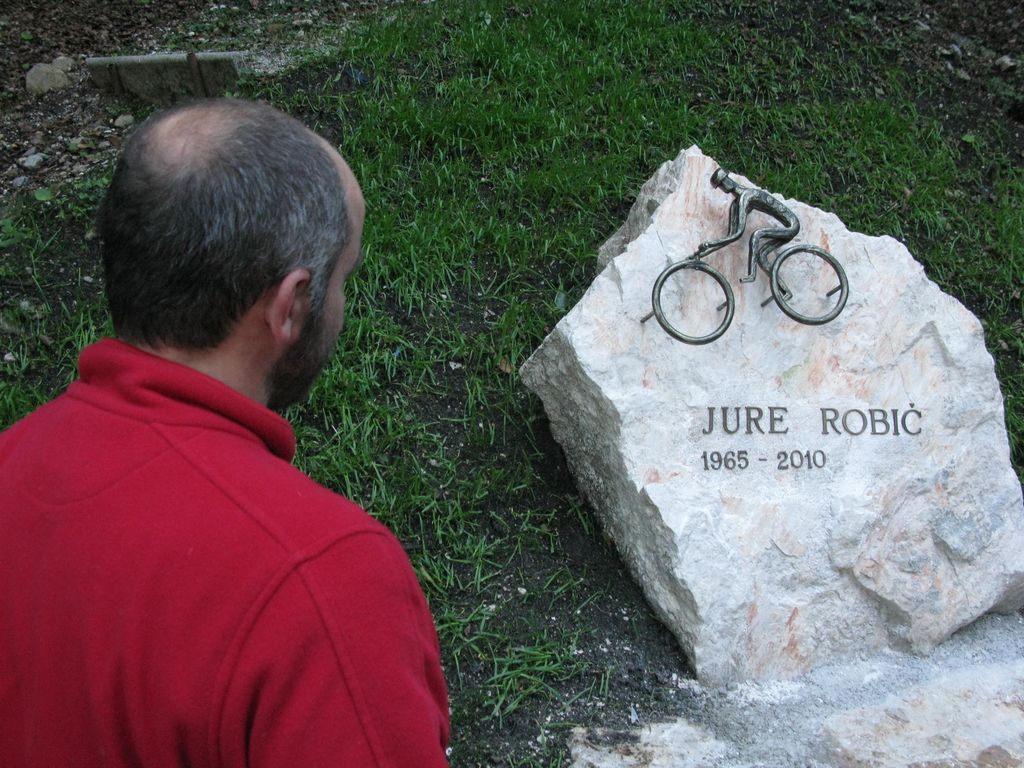 Odkrili spomenik Juretu Robiču