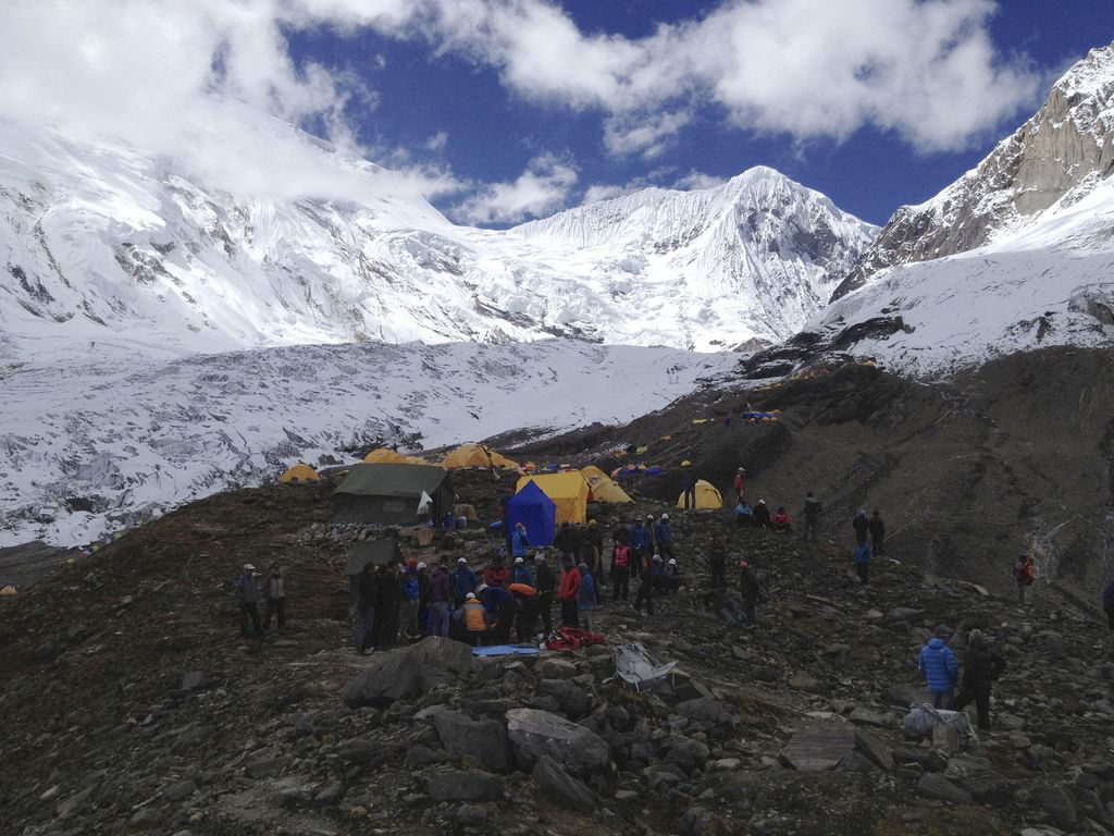 Na trekingu v Nepalu sneg presenetil pohodnike, 16 jih je umrlo