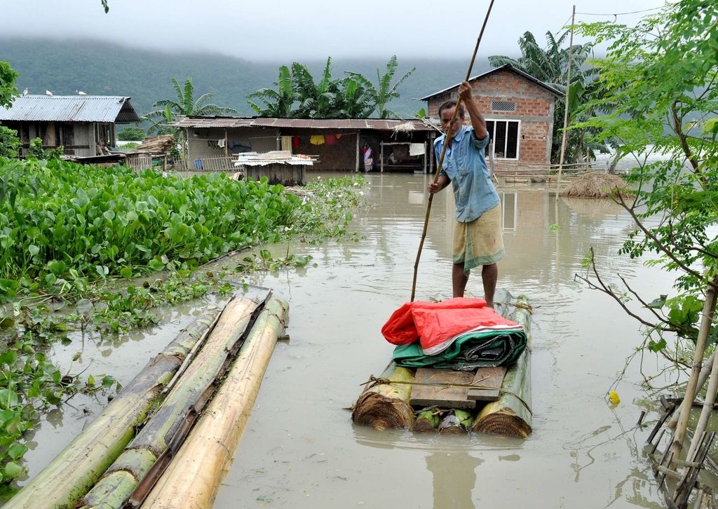 Poplave z domov pregnale skoraj dva milijona Indijcev