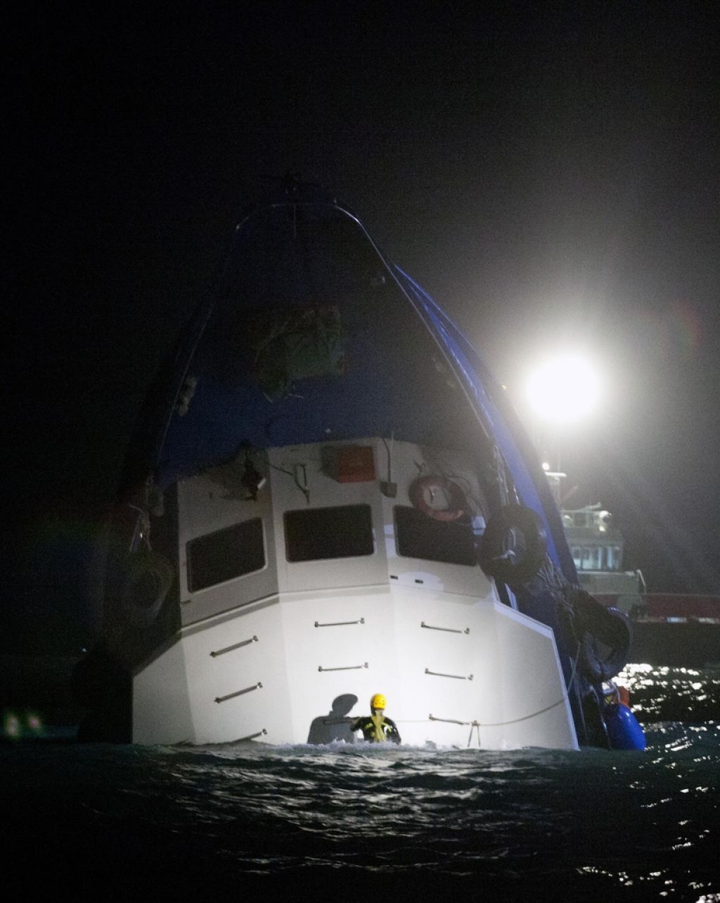 Hongkong: v trčenju trajekta in vlečne ladje osem mrtvih