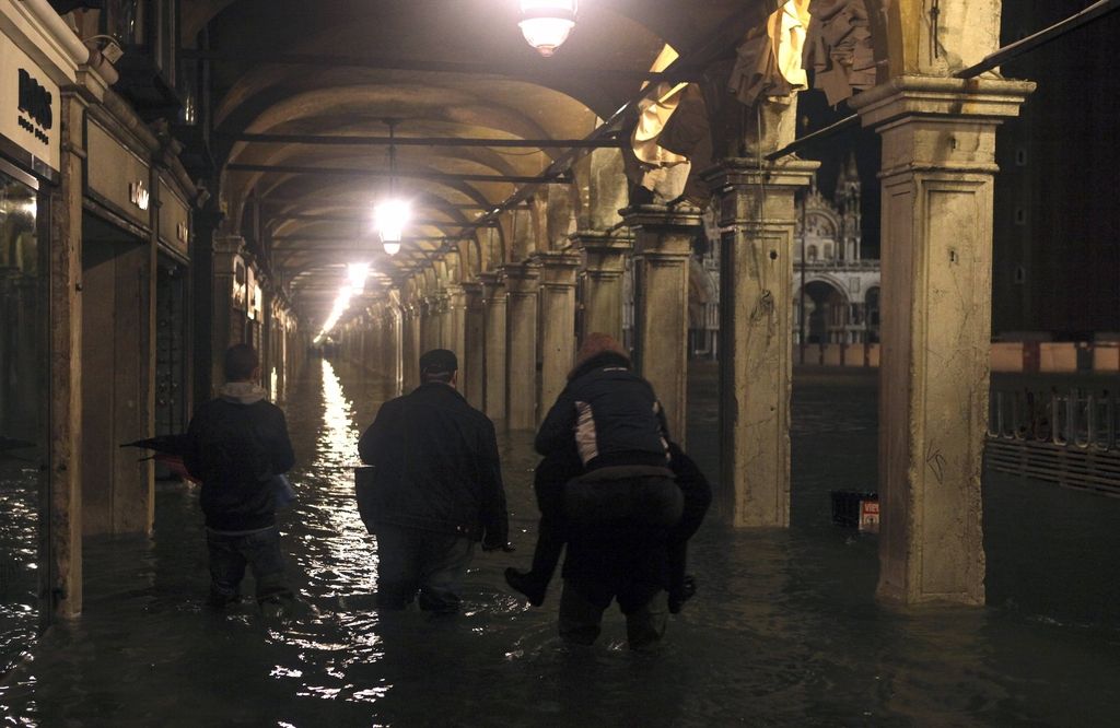Pod vodo polovica Benetk, poplavljena tudi Zadar in Reka
