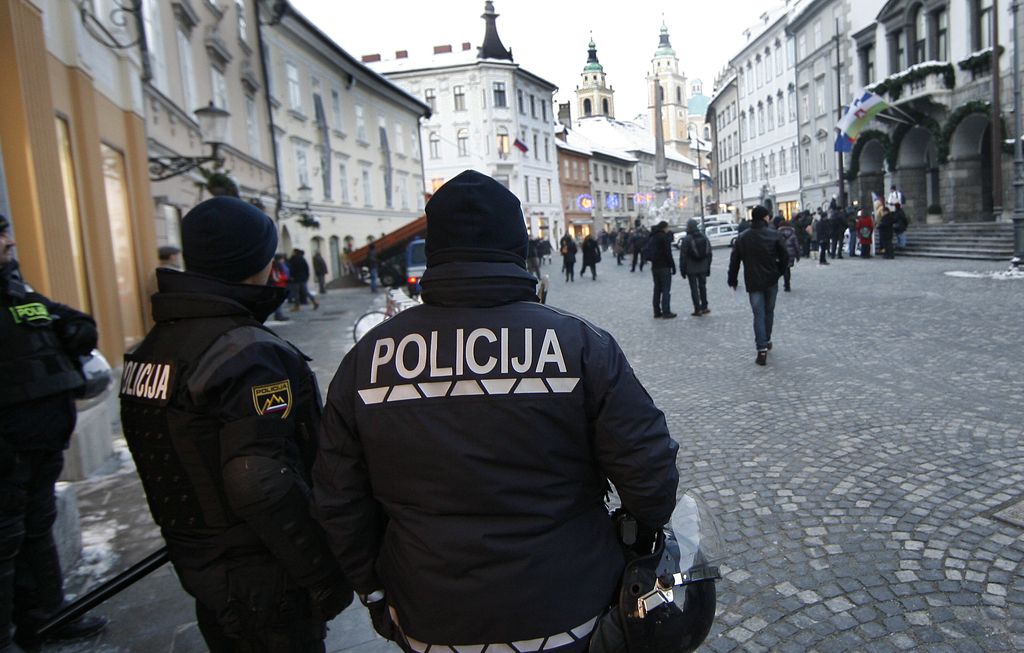 Janković in policist po obravnavi na urgenci v domačo oskrbo