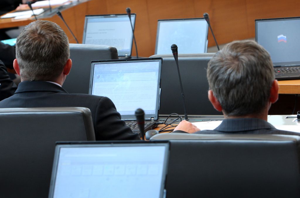 Poslanci pred ustanovitvijo preiskave o prodaji Sistemske tehnike