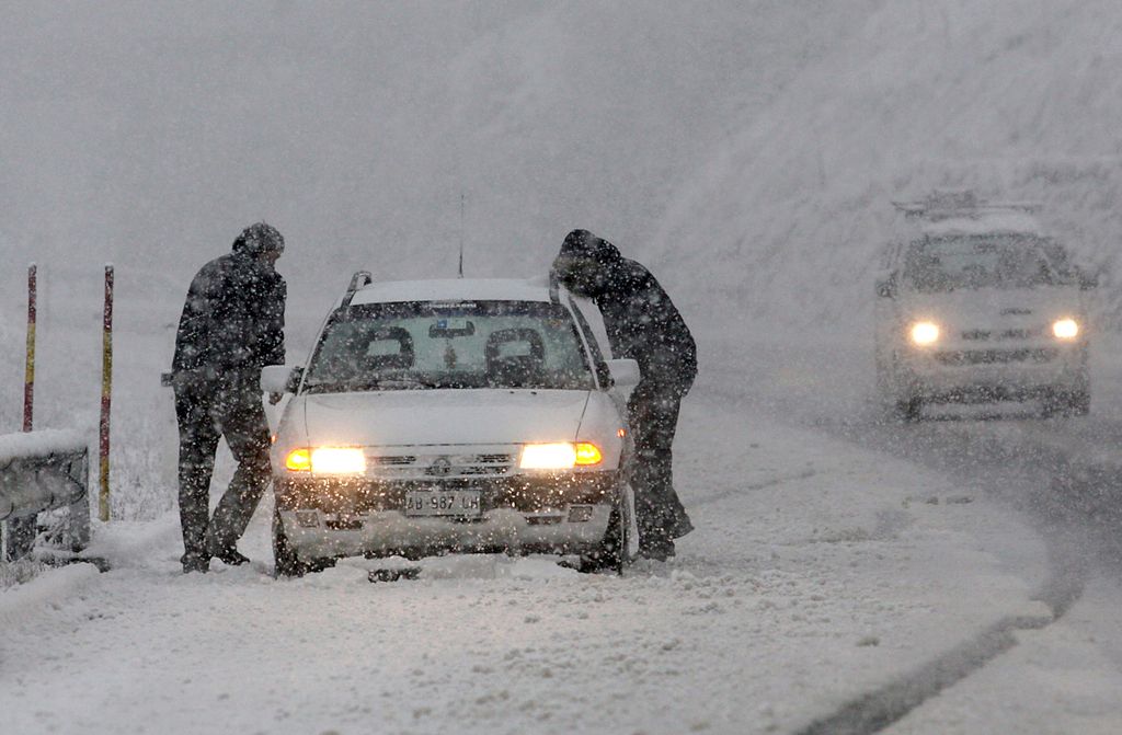 Sneg in veter povzročata težave v prometu