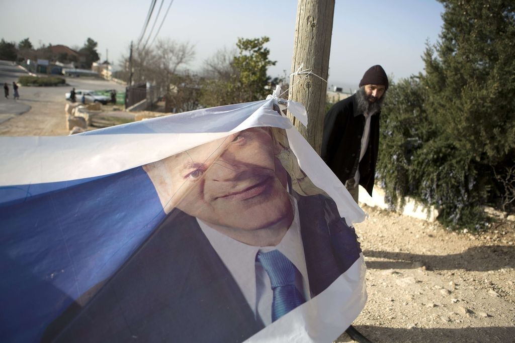 Oslabljeni Netanjahu vendarle ostaja v sedlu