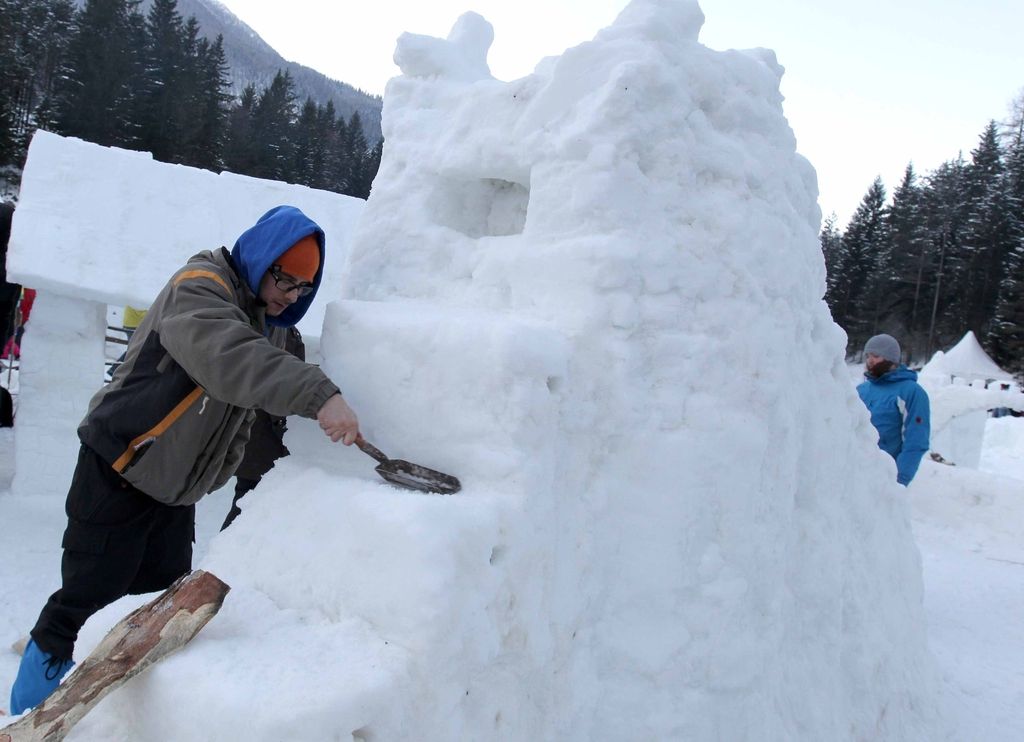 Snežne skulpture gradilo 80 ekip