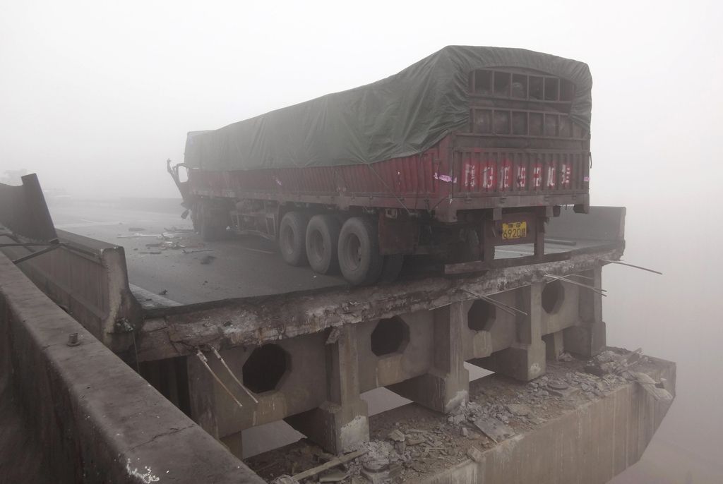 Kitajska: eksplozija tovornjaka porušila most