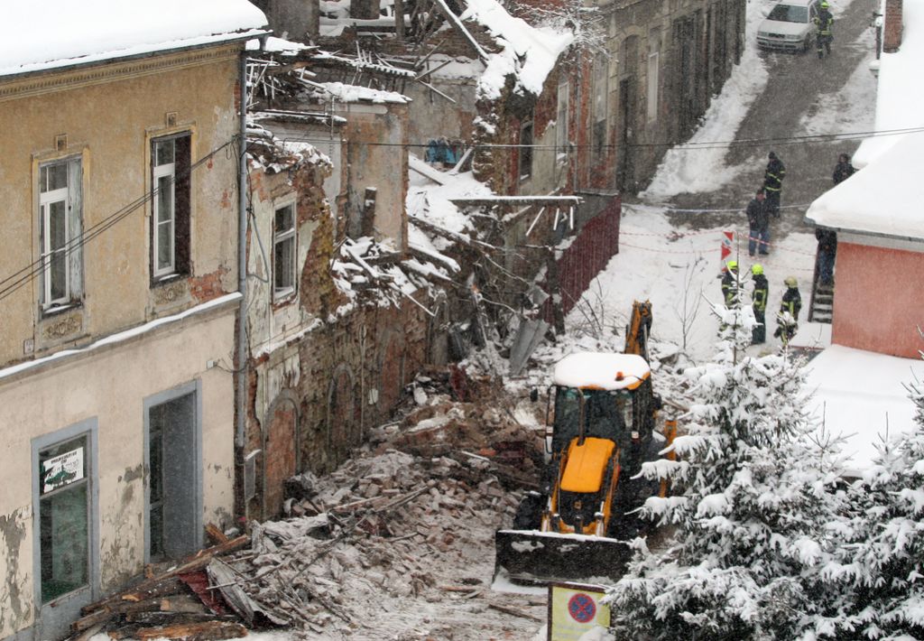 V Mariboru se je porušilo pol starejše hiše