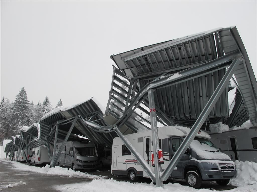 Sneg uničil objekt s sončno elektrarno Adrie Mobil