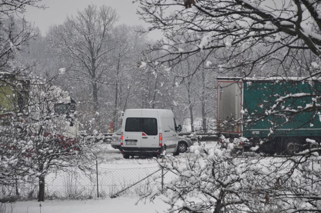 Sneg močno ovira promet po državi
