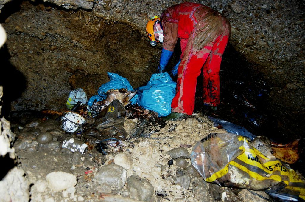 Več kot pol tone odpadkov v Kačji jami