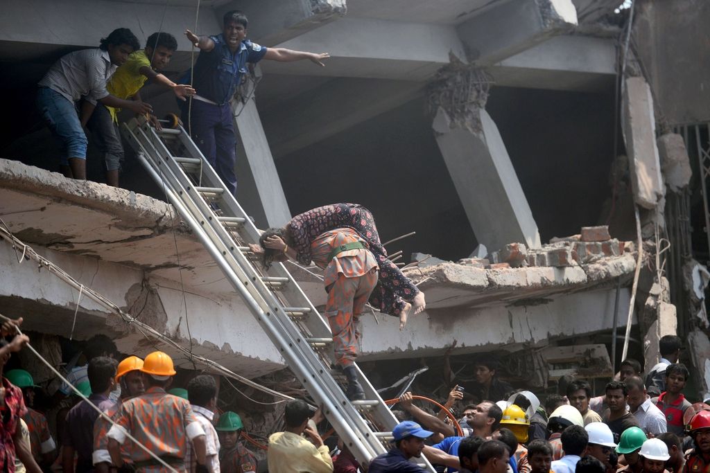 Izpod ruševin zgradbe v Bangladešu še vedno klici žrtev
