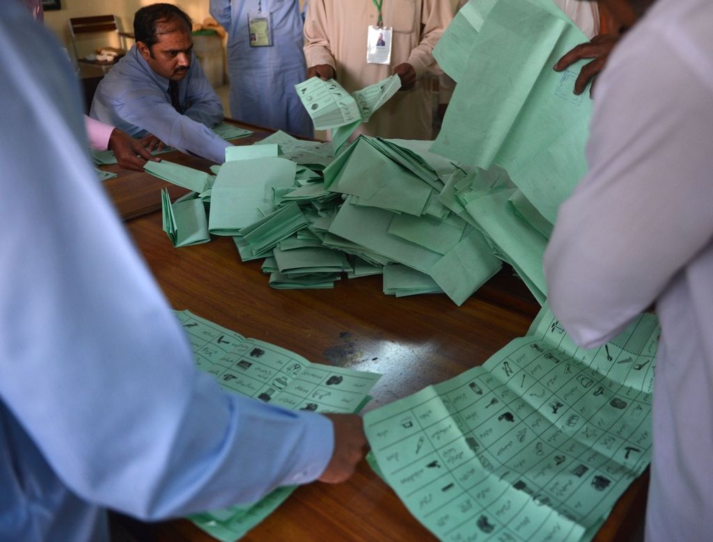 V Pakistanu preštevajo volilne glasove