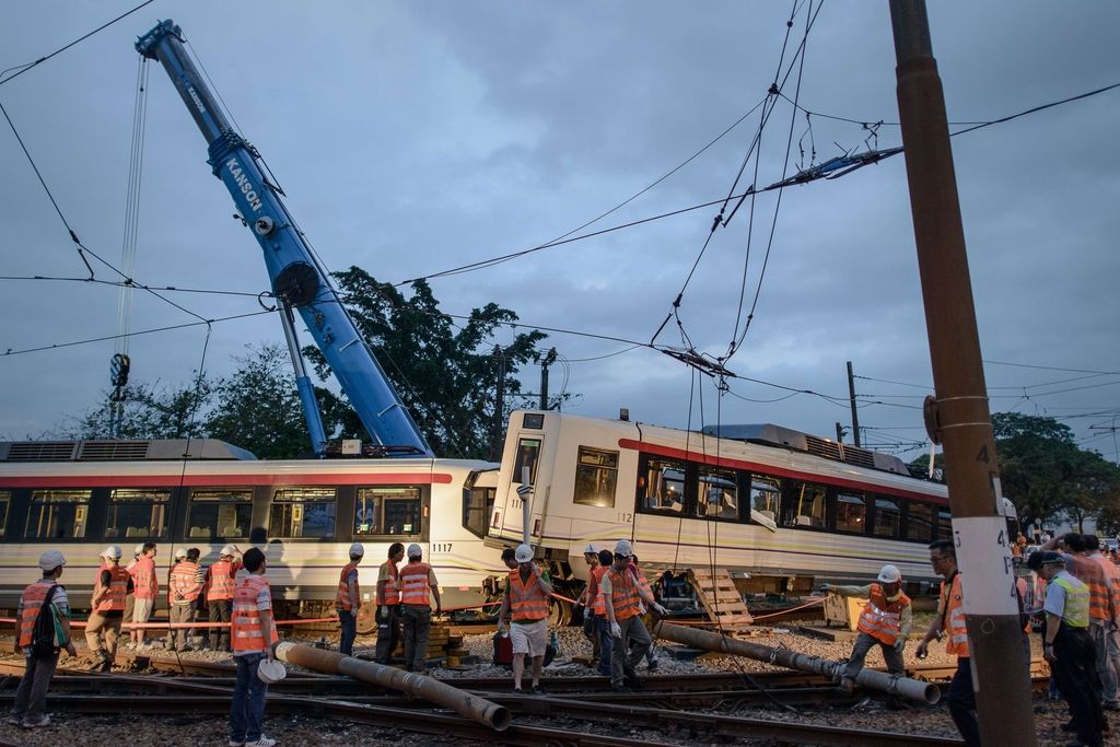 V nesreči vlaka v predmestju Pariza več mrtvih