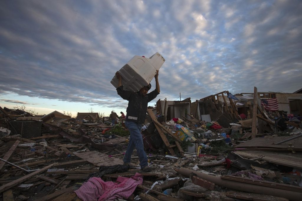 Prebivalci Oklahome odpravljajo posledice uničevalnega tornada