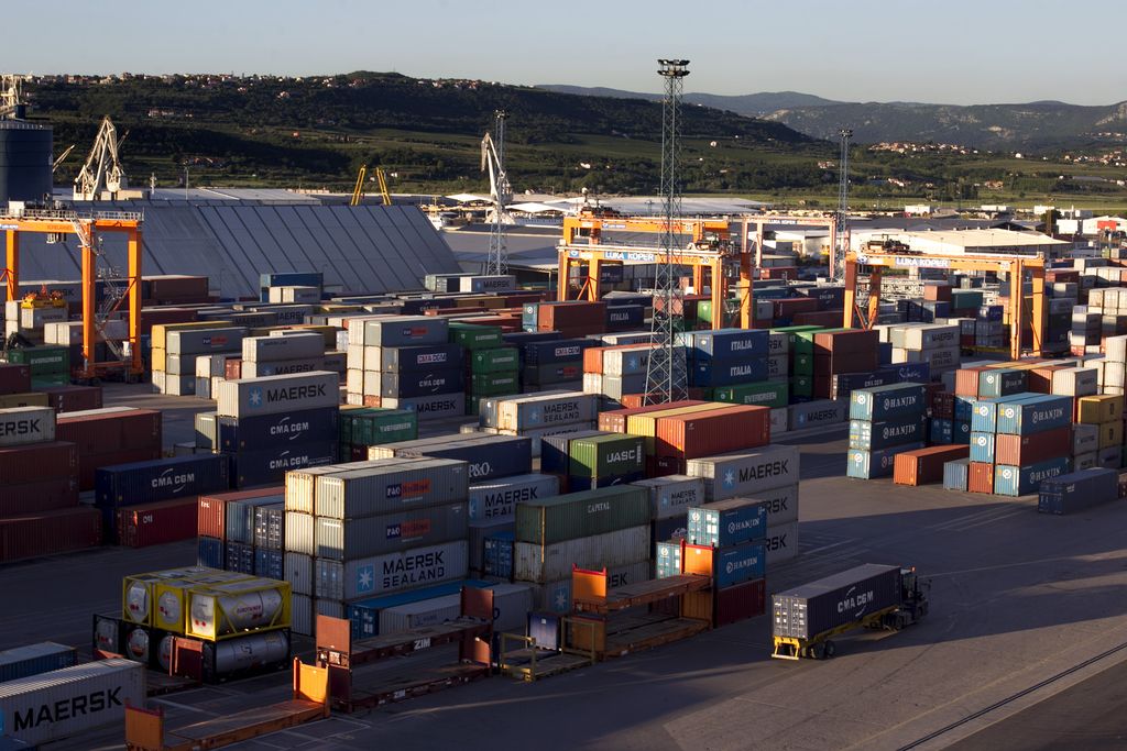 Slovenija avgusta s padcem izvoza in uvoza