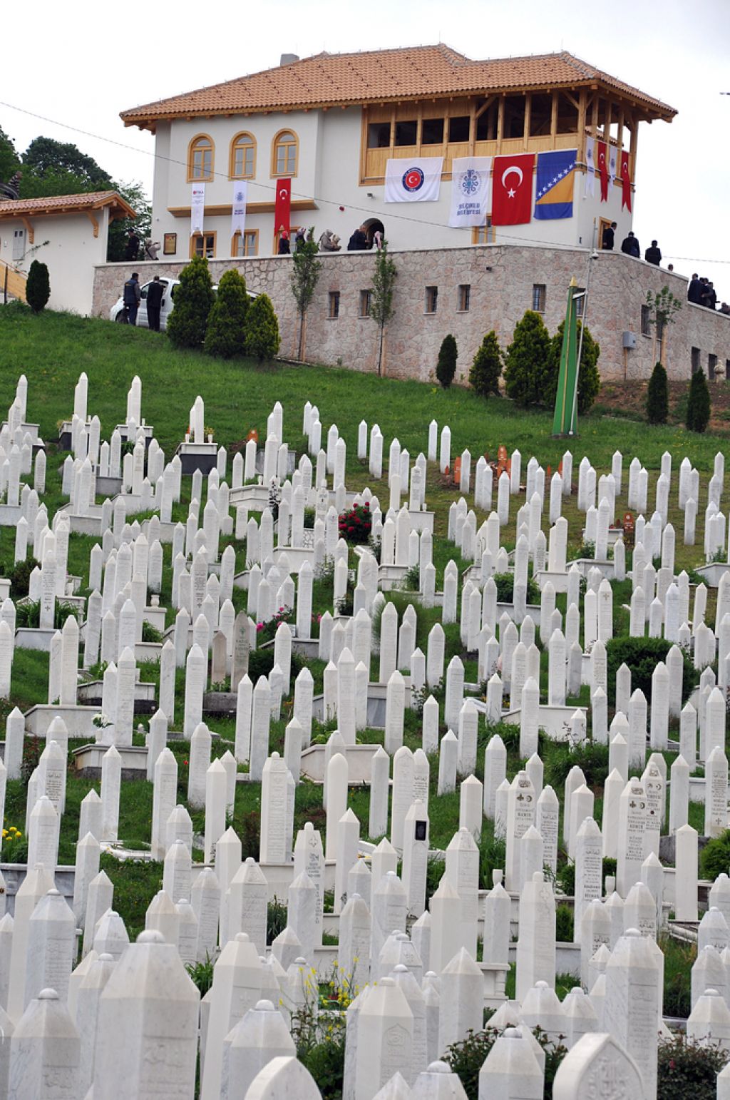 Srbi na hribu nad Sarajevom postavili velik križ