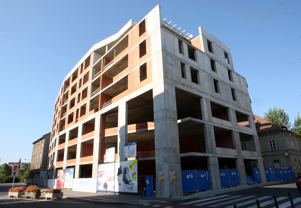 Centrum in kulturno središče Maks ostajata nezgrajena