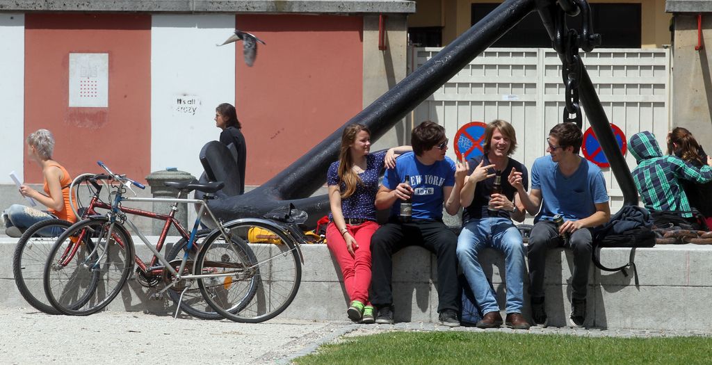 Anketa Dela: Slovencem pomeni EU svobodno potovanje in evro