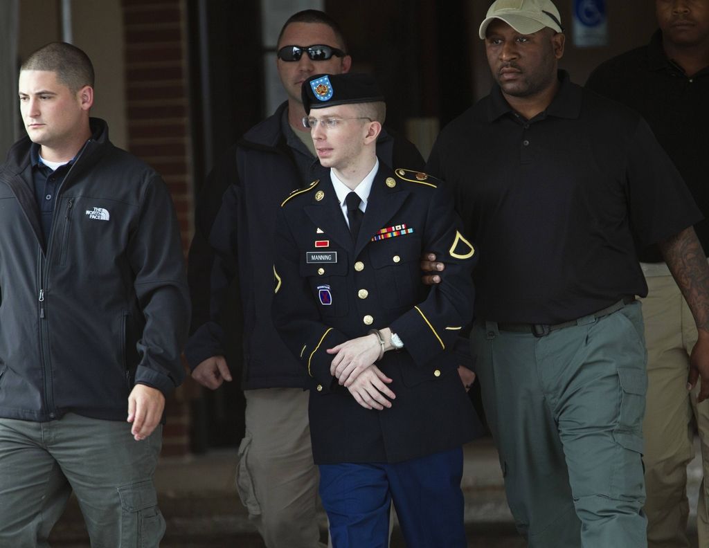 V živo: Manningu 35 let zapora