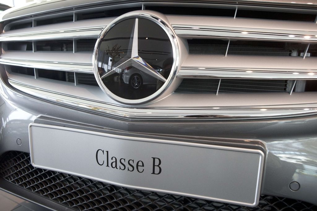 Francija mora sprostiti prodajo Mercedesovih avtomobilov