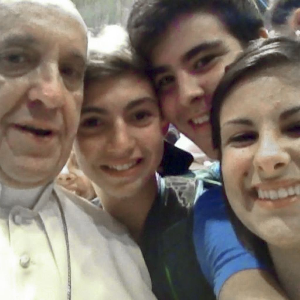 Papež na svojem prvem selfiju*rahlo zbegan