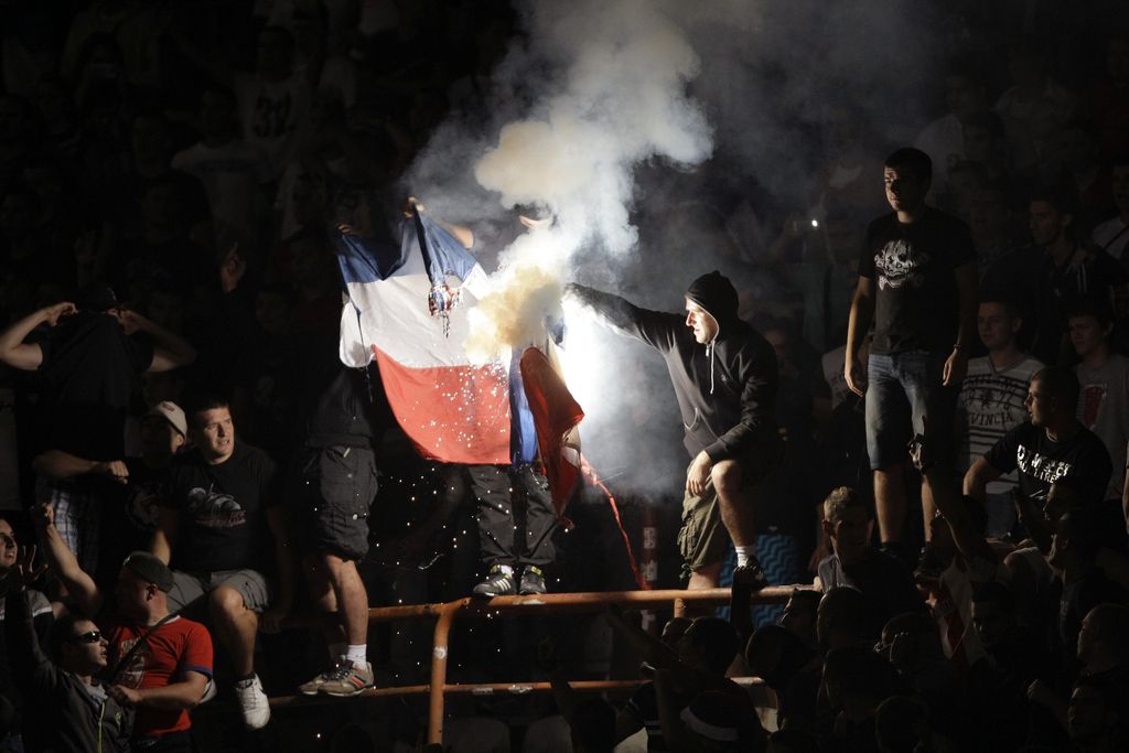 VIDEO: Na derbiju Srbov in Hrvatov vroče na tribunah in igrišču