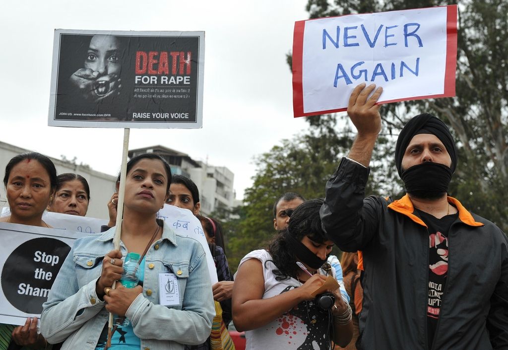 Indija: četverico obsodili za brutalno posilstvo študentke