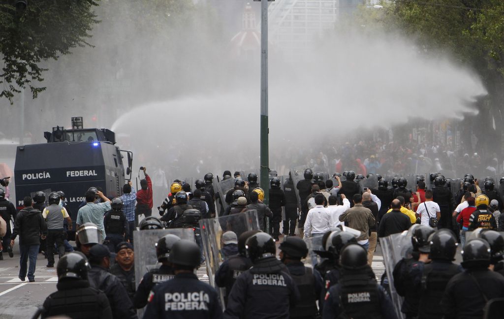 Mehiški policisti razgnali stavkajoče učitelje