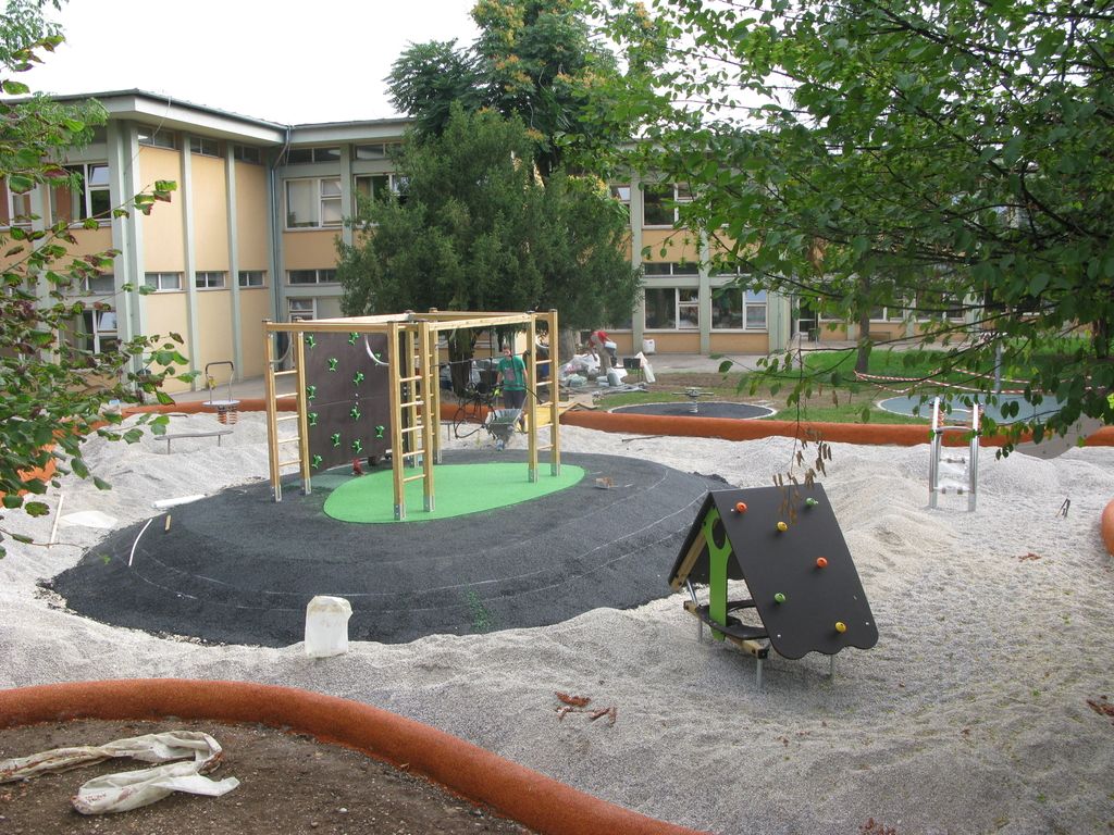 Veselijo se prenovljenega igrišča ob šoli