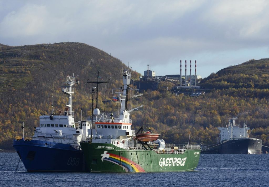 Rusi zasegli kultno okoljevarstveno ladjo