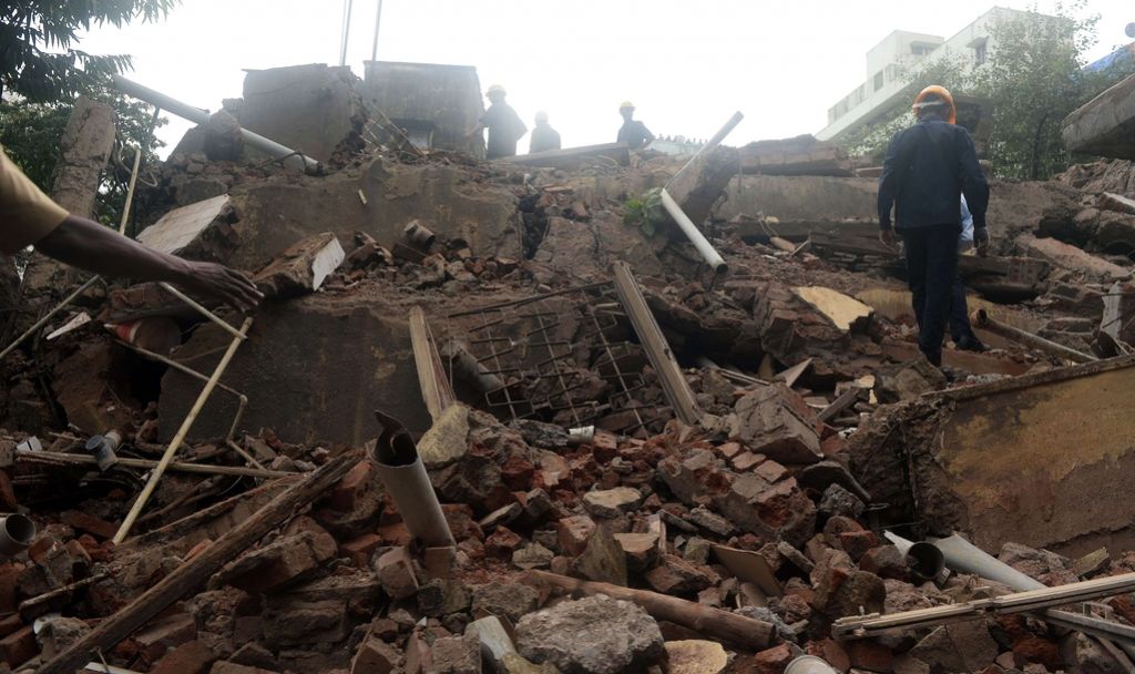 Zgradba v Mumbaju pod seboj pokopala več deset ljudi