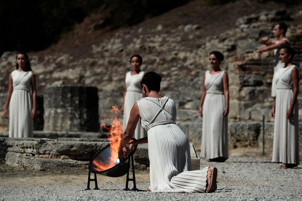 V antični Olimpiji prižgali olimpijski ogenj