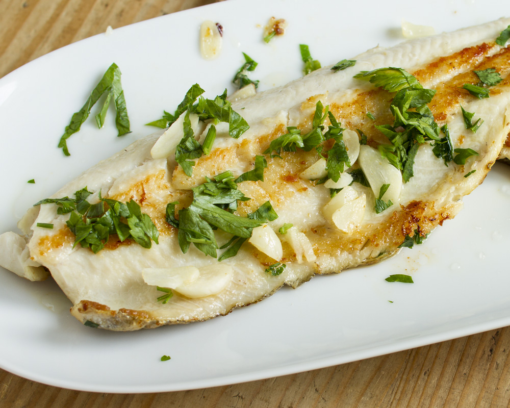 Petkov namig za kosilo V ponvi hrustljavo pečen file postrvi