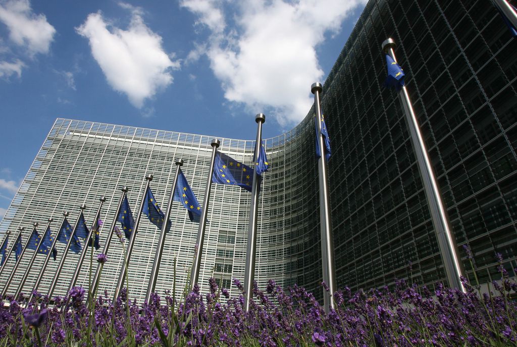 EU anketa: Bi moral Bruselj dobiti več pristojnosti?