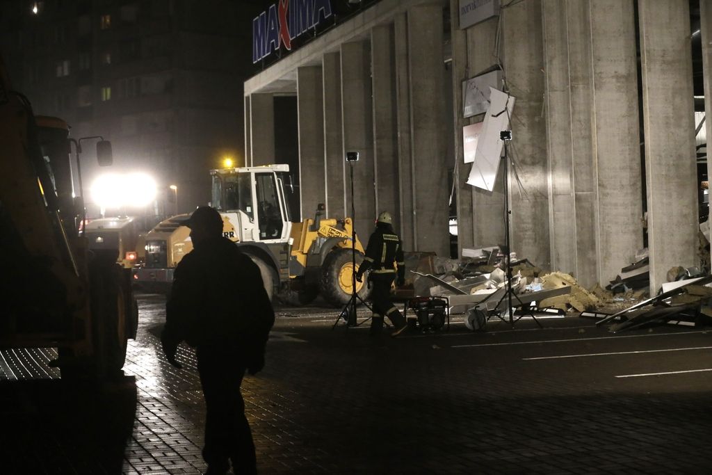 Latvija: v zrušenju strehe nakupovalnega centra 47 mrtvih