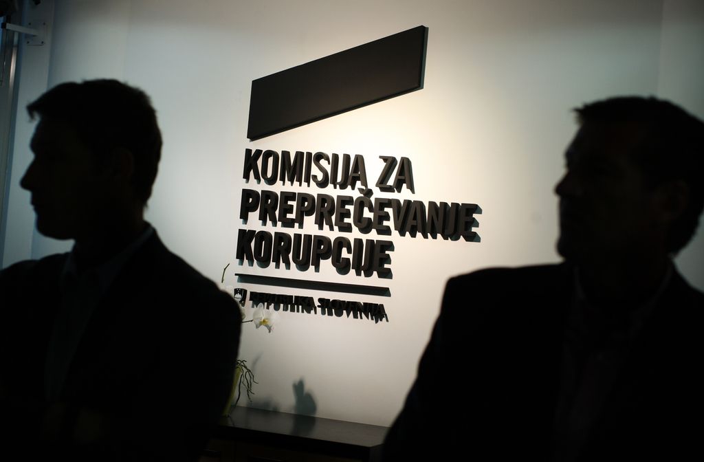 Supervizor razkriva: ministrici od leta 2004 kapnilo 636.000 evrov avtorskih honorarjev