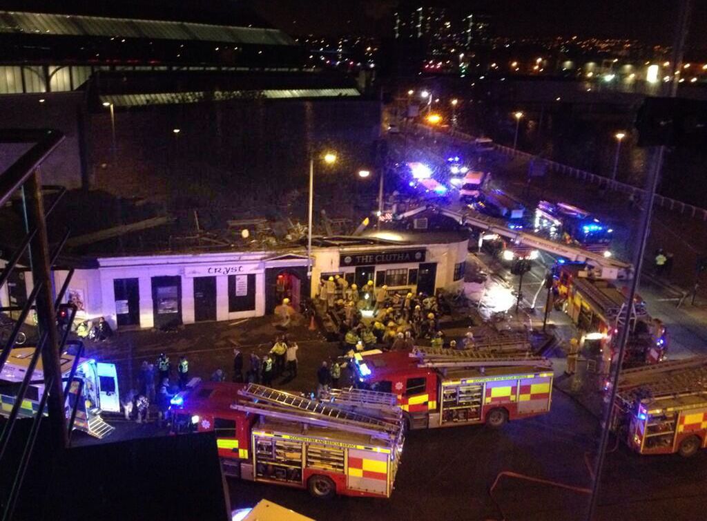 Na pub v središču Glasgowa strmoglavil policijski helikopter