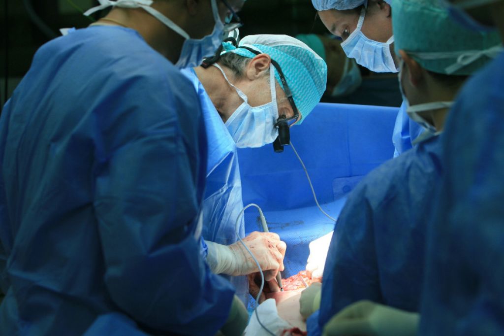 V UKC odpadajo kirurške operacije 