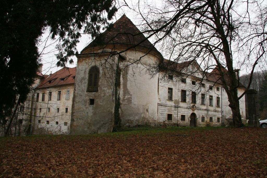 Država obljubila prenovo gradu Šrajbarski turn, a ga prodaja