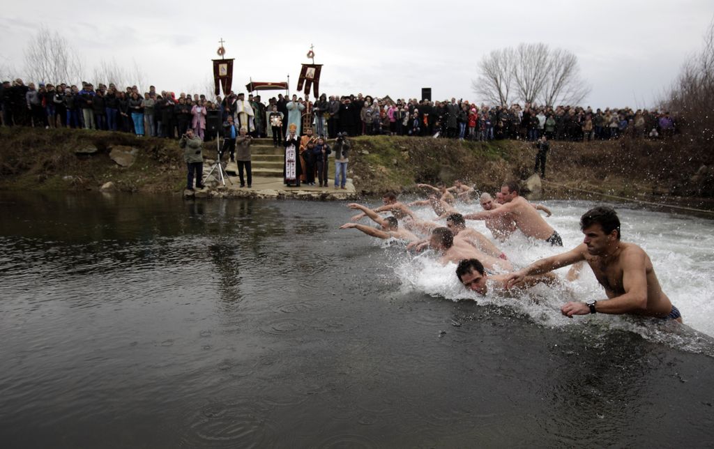 Na tisoče pravoslavnih vernikov se je potopilo v ledene vode