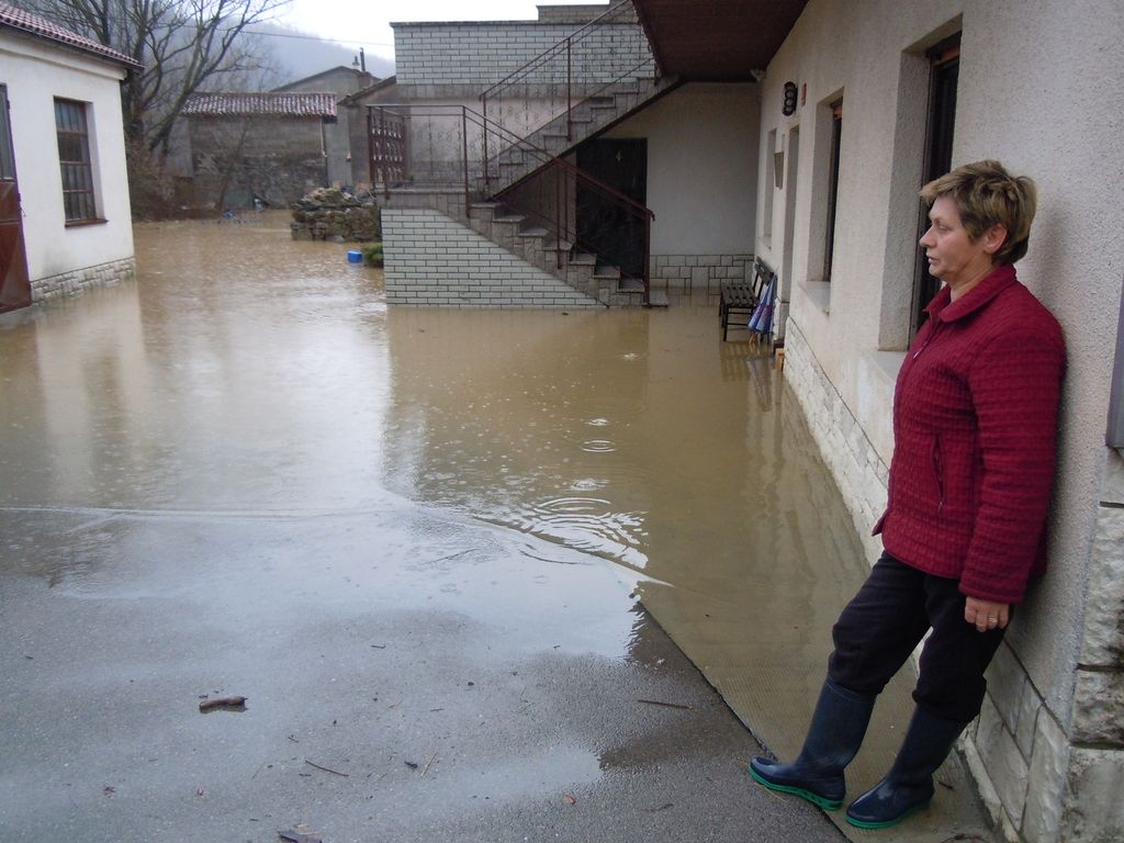 Reke poplavljajo, iščejo žensko, ki je padla v Pako