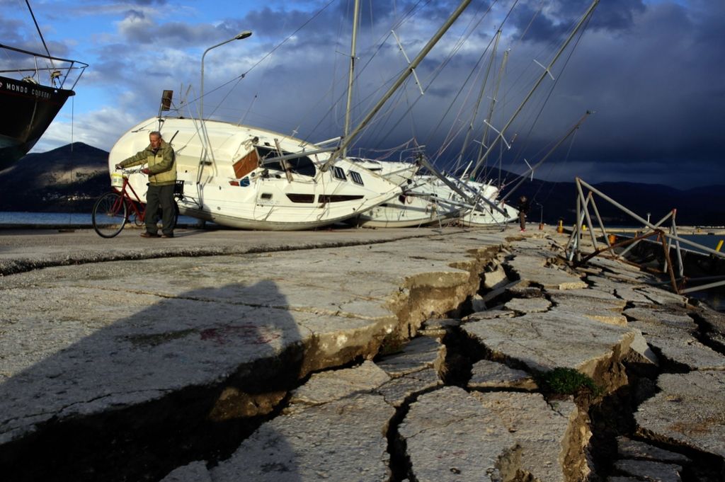 Močan potres na zahodu Grčije terjal dve življenji