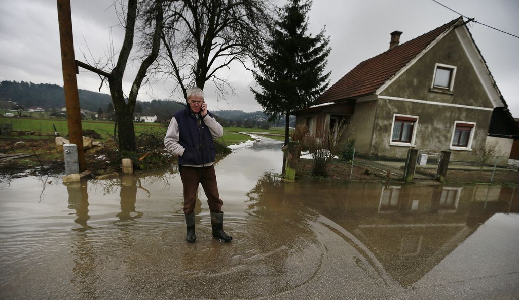 Voda po državi ogroža objekte, poplav bo predvidoma vse več